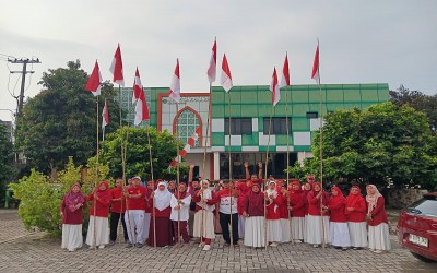 Keluarga Besar MTsN 5 Tangerang Dukung dan Sukseskan Program Asta Protas Kementerian Agama Kabupaten Tangerang dengan Membagikan Bendera Merah Putih ke Masyarakat